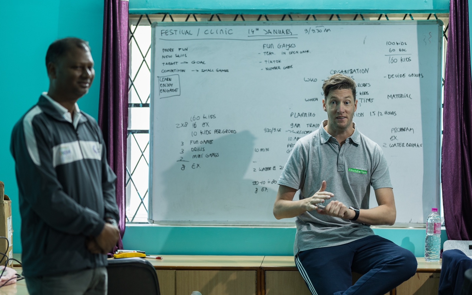 Willem Slinger werkt een trainingsdag uit op een whiteboard